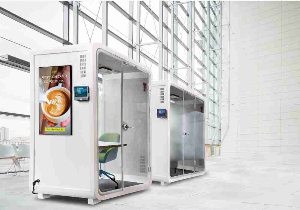 菠菜论坛子公司达擎之智慧行动办公舱，，，采用PDLC智能调光玻璃设计，，透过通电与断电的电流切换，，，呈现透明与雾面效果，，具节能降耗特性并兼顾隐私，，确保信息安全