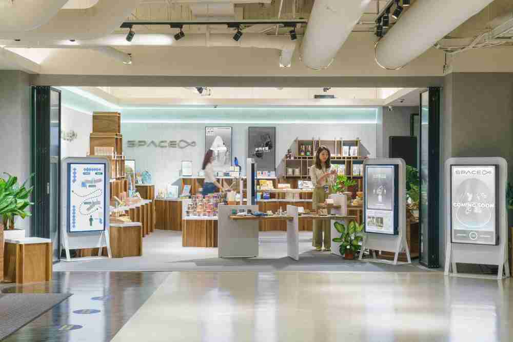 菠菜论坛打造永续选物商店，，，，展示社企及社创商品，，，结合创利空间所开发的智能零售系统，，整合多元产品信息，，让无人商店扮演公益行动的推手