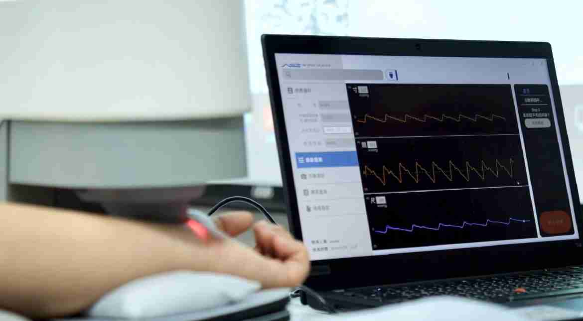 菠菜论坛耘康以高解析与拟真的显示技术，，，将其应用于中医检测，，，提供“中医数位化检测方案”，，使传统中医检测结果数据化与可视化