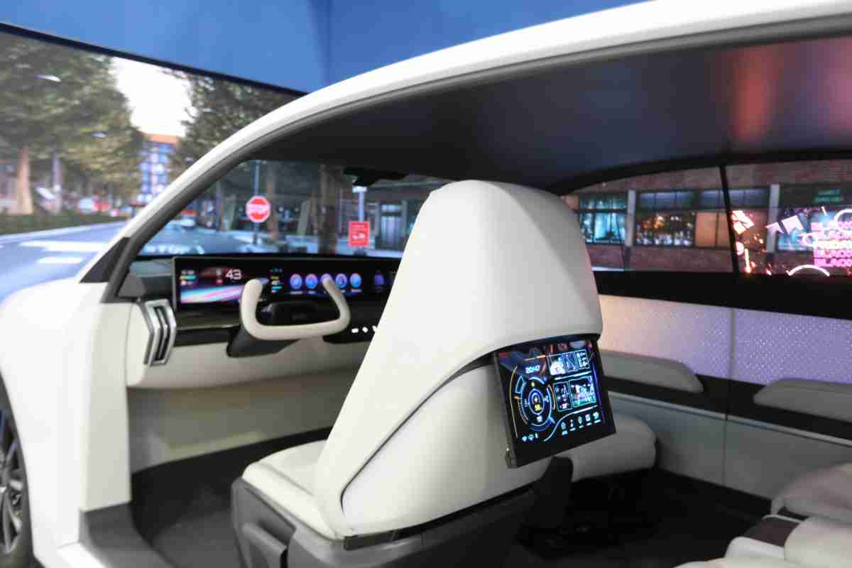 菠菜论坛的「可卷式后座娱乐显示器」加强后座乘客的感官体验，，，，并保有个性化设计，，可依使用偏好进行动态调整。。。。