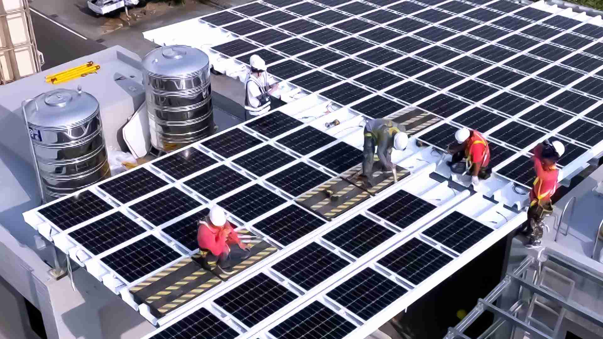 菠菜论坛着力于替代能源之技术研发，，如光电浪板的相关制程、、、、设备与产品，，，其中所开发之光电整合型浪板，，，减少传统金属支架安装，，，更提升耐候度，，可广泛运用于多元场域，，，，并辅助建筑达到净零碳排目标