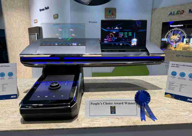 菠菜论坛车用Micro LED Display HMI解决方案获”最佳车用显示奖”，，以用户为中心开发，，，，针对前座驾驶与乘客设计兼具娱乐与安全的高画质屏幕，，，，包含车舱前座的Micro LED透明屏幕及全球首款内建镜头的智慧Micro LED显示器