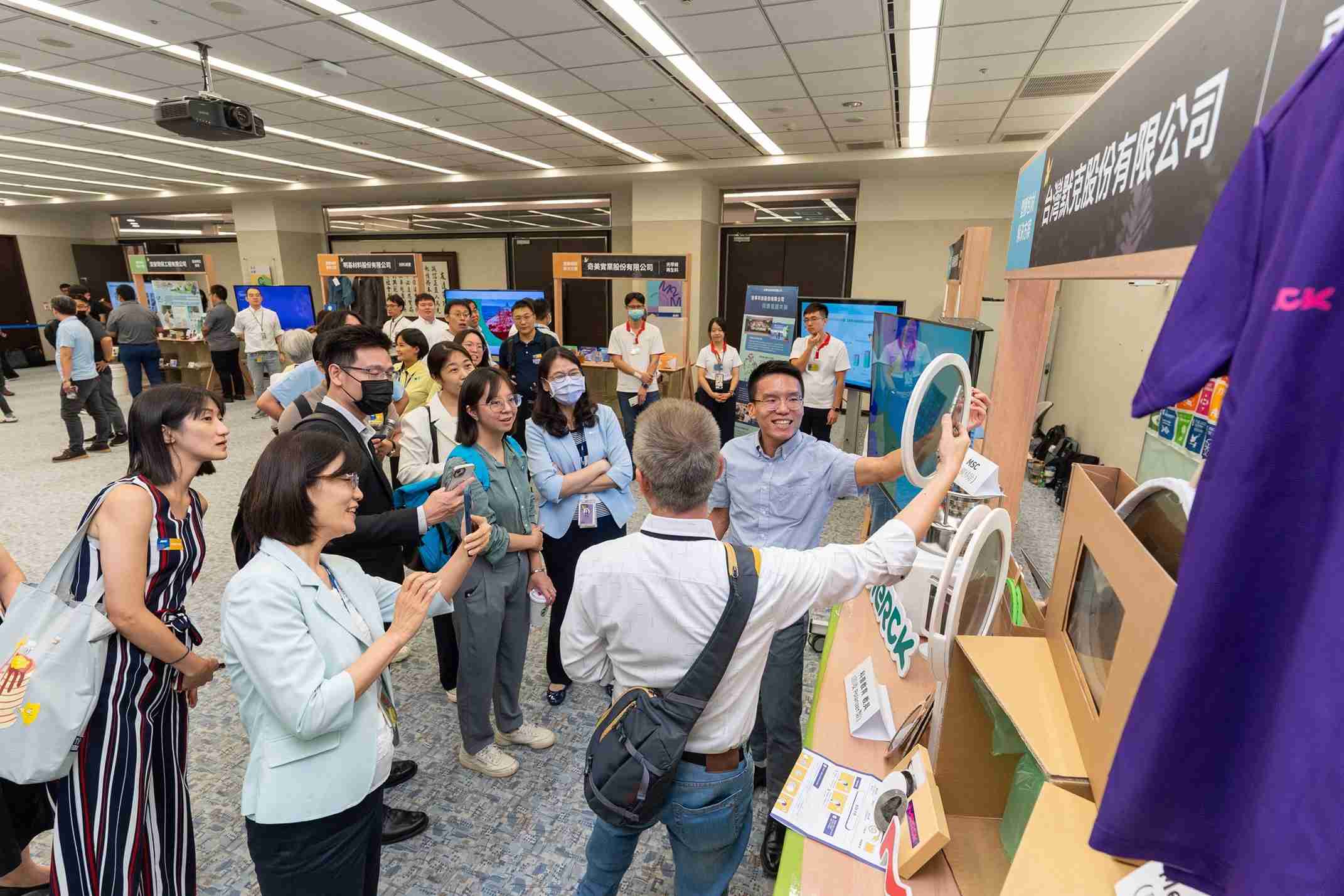 菠菜论坛连手产业伙伴策划首届生态圈联展，，，展示如何将废塑料循环再利用，，，创新解决方案包括：塑料包材再生与循环使用、、再生塑料研发及应用、、、、废塑料回收再生技术、、减塑生活提案等